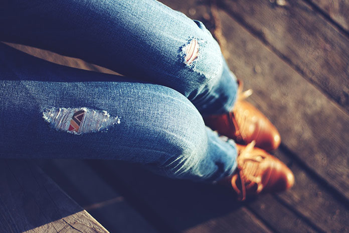 Zamki, lampasy i koronki, czyli jeansowe trendy 2019