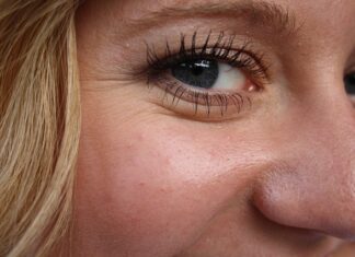 Odpowiednia pielęgnacja skóry twarzy chroni przed zmarszczkami