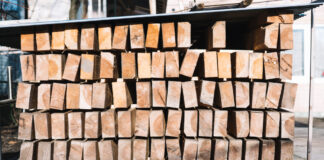 Najlepsze praktyki składowania drewna opałowego na działce
